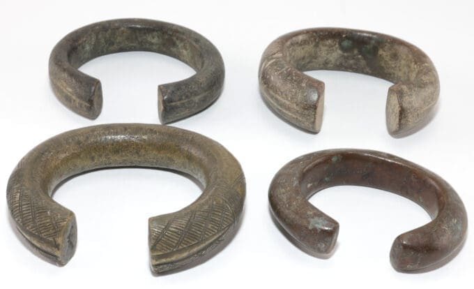 Vier manilla bronzen armbanden - West Afrika