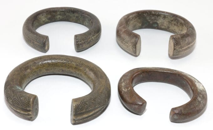 Vier manilla bronzen armbanden - West Afrika