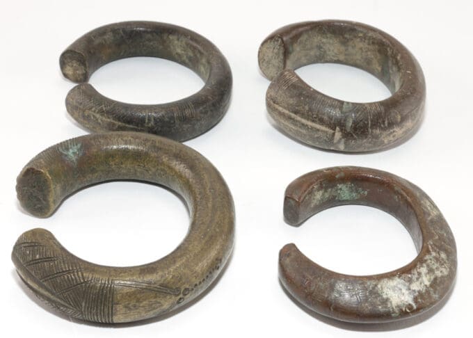 Vier manilla bronzen armbanden - West Afrika