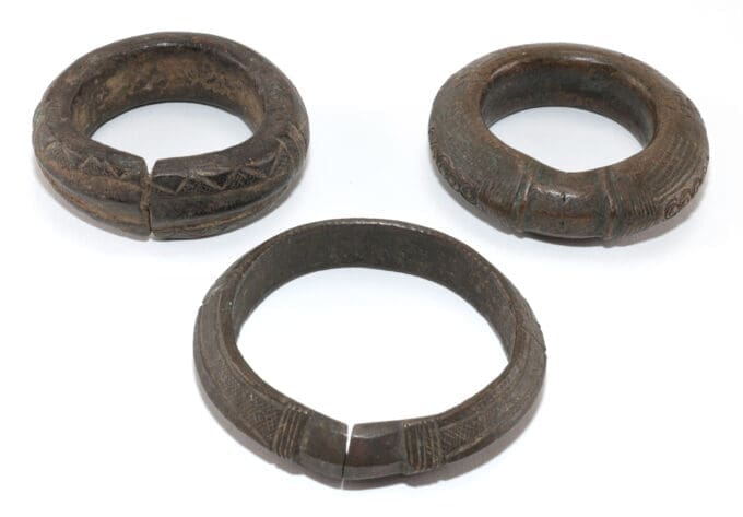 Drie manilla bronzen armbanden - West Afrika