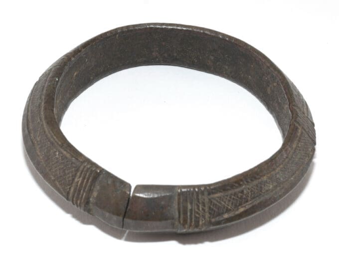 Drie manilla bronzen armbanden - West Afrika
