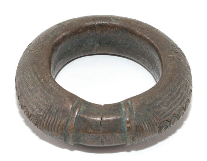 Drie manilla bronzen armbanden - West Afrika