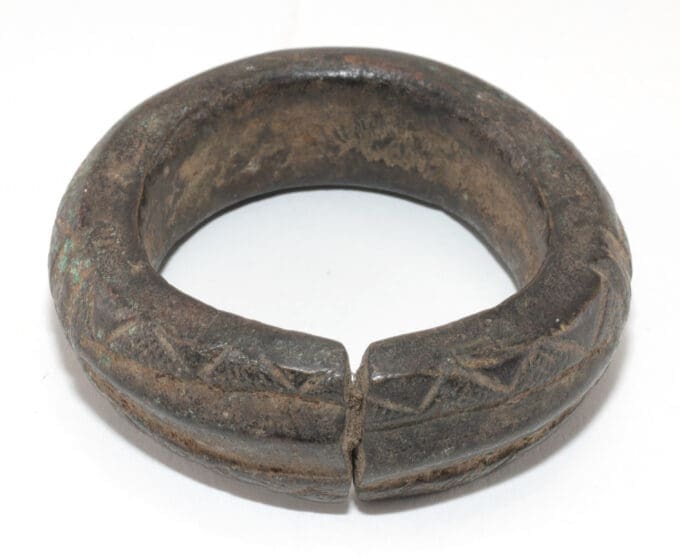 Drie manilla bronzen armbanden - West Afrika