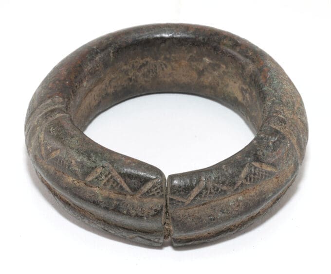 Drie manilla bronzen armbanden - West Afrika