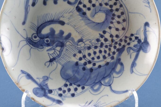Blauw-witte keramische schaal met draakmotief.