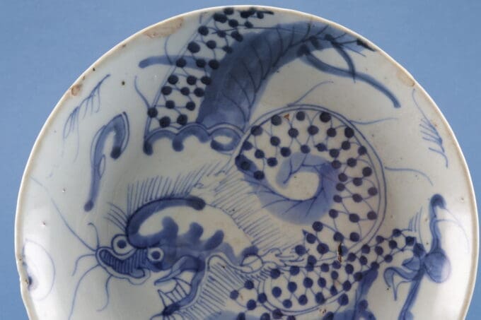 Blauw-witte porseleinen schaal met drakenmotief