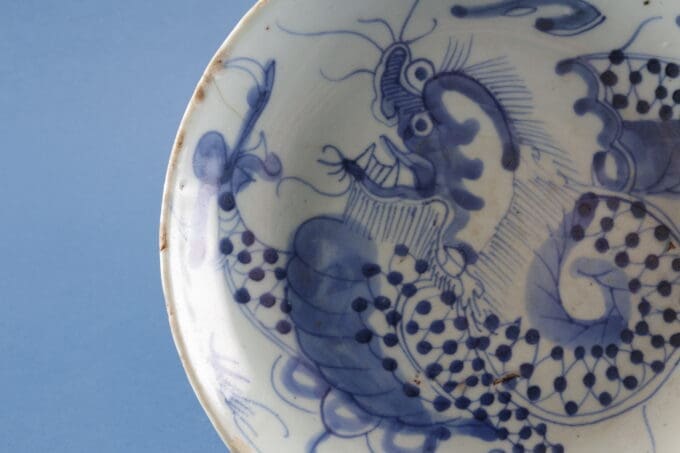 Blauw-wit porseleinen bord met drakendesign.