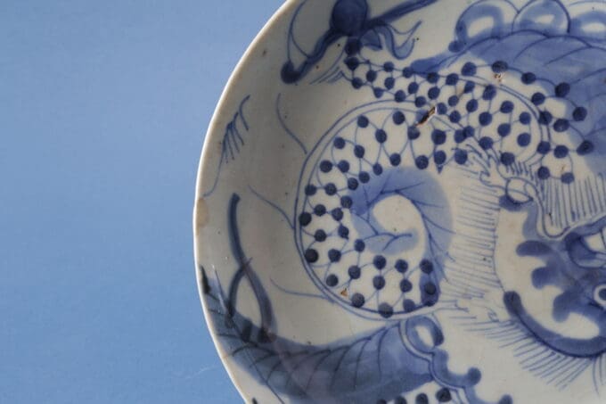 Detail van een blauw-witte gedecoreerde keramische schaal.